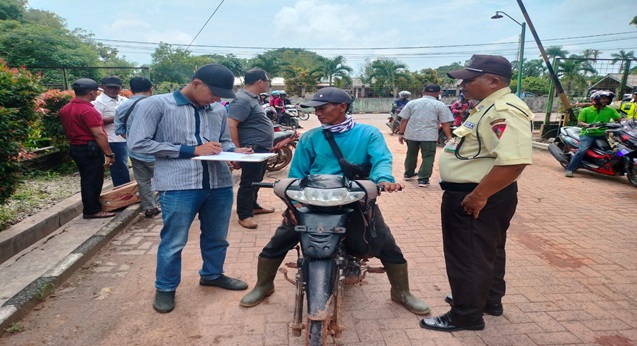 Applying Discipline, GGF Security Guards Inspect Workers