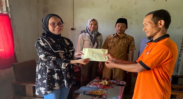 PT GGP Berikan Bantuan Perbaikan Rumah Warga Tertimpa Pohon